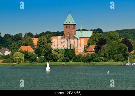 Cattedrale romanica di Ratzeburg vista attraverso Grosser Ratzeburger vedere nella zona dei laghi di Lauenburg in Schleswig-Holstein, Germania Foto Stock