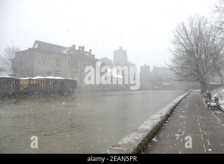 Maidstone, Regno Unito. 10 Feb 2021. Una seconda ondata di neve colpisce la città dopo che il trasporto è stato interrotto durante il fine settimana. The River Medway by the Bishop's Palace Credit: Phil Robinson/Alamy Live News Foto Stock