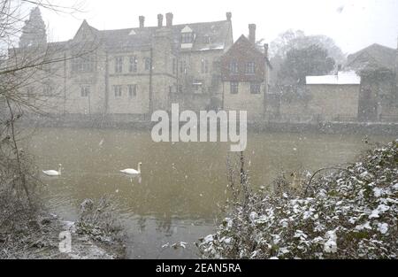 Maidstone, Regno Unito. 10 Feb 2021. Una seconda ondata di neve colpisce la città dopo che il trasporto è stato interrotto durante il fine settimana. The River Medway by the Bishop's Palace Credit: Phil Robinson/Alamy Live News Foto Stock