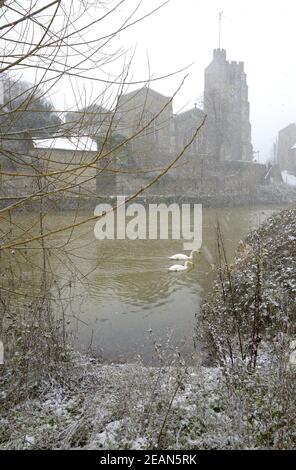 Maidstone, Regno Unito. 10 Feb 2021. Una seconda ondata di neve colpisce la città dopo che il trasporto è stato interrotto durante il fine settimana. The River Medway by the Bishop's Palace Credit: Phil Robinson/Alamy Live News Foto Stock