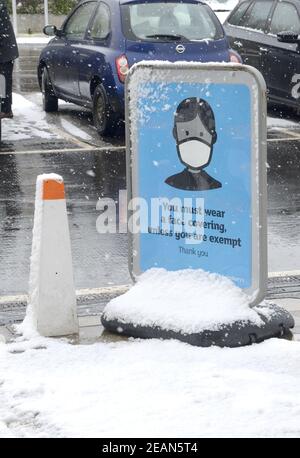 Maidstone, Regno Unito. 10 Feb 2021. Una seconda ondata di neve colpisce la città dopo che il trasporto è stato interrotto durante il fine settimana. Parcheggio Sainsbury's Credit: Phil Robinson/Alamy Live News Foto Stock