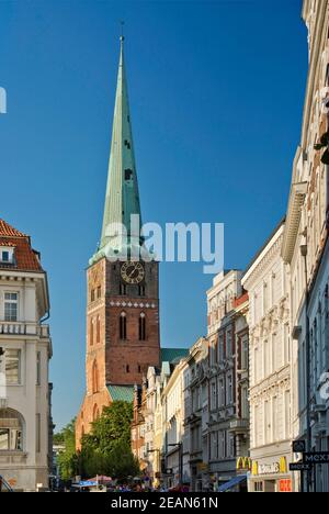 Chiesa di San Giacomo vista da Breite Strasse a Lübeck in Schleswig-Holstein, Germania Foto Stock