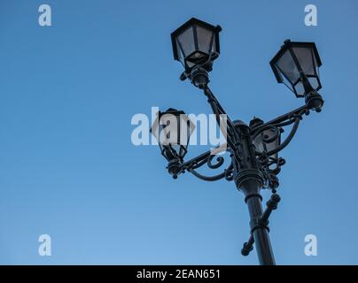Vecchia lampada da strada in ghisa con quattro lampade Foto Stock