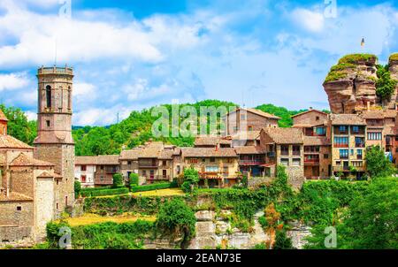 Borgo medievale catalano nella subregione della Collsacabra, Spagna Foto Stock