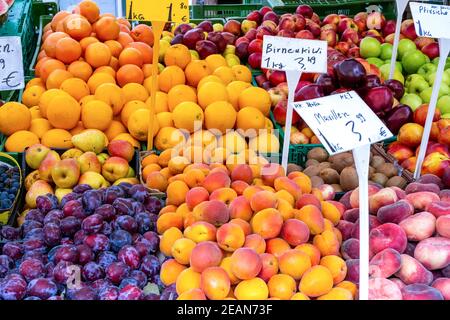 Arance, prugne e altri frutti da vendere in un mercato Foto Stock