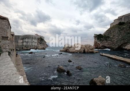 Porto Vecchio Kolorina, con le due fortezze Bokar e Lovrijenic in piedi come sentinals come difesa delle mura di Dubrovnik, Croazia Foto Stock