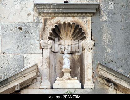 Nostra Signora sul portale della chiesa di San Michaels, nel centro storico di Korcula, Dalmazia, Croazia Foto Stock