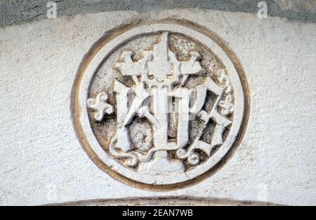 IHS segno sulla facciata della chiesa a Korcula, Croazia Foto Stock