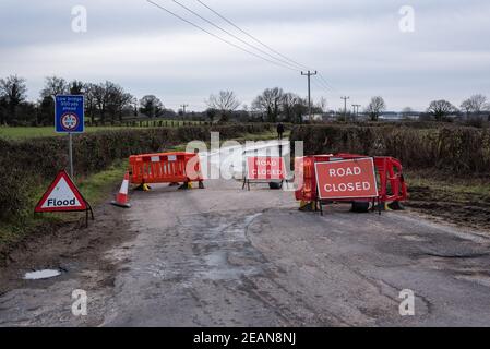 Strada chiusa, ponte basso e indicazioni per le alluvioni su Green Lane North, Thorpe St Andrew, Norwich, Norfolk, Regno Unito, gennaio 2021 Foto Stock