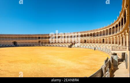 Vista panoramica su Plaza de Toros de Ronda Arena, una delle più antiche e famose arena per la corrida della Spagna. Ronda, Andalusia, Spagna Foto Stock