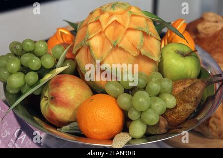 Piastra con frutti e bacche Foto Stock