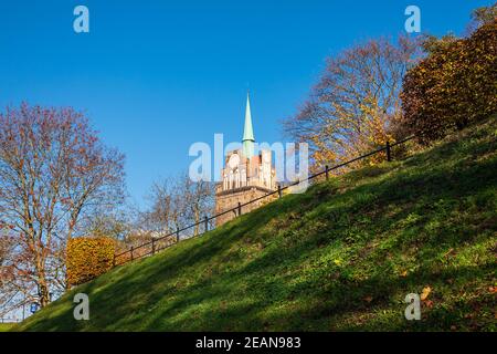 Edificio storico in autunno nella città di Rostock, Germania Foto Stock