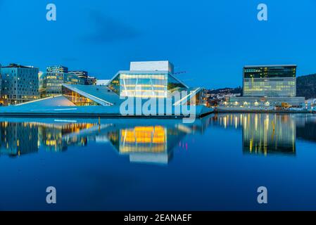 Vista notturna del Teatro dell'Opera di Oslo, Norvegia Foto Stock