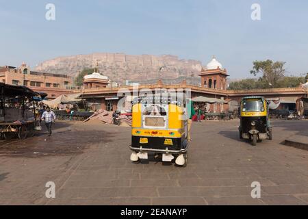Jodhpur India Tuk Tuks nella piazza del mercato Foto Stock