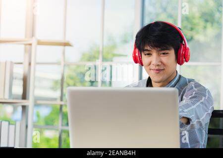 bell'uomo stile di vita sorriso rilassarsi ascolta la musica Foto Stock