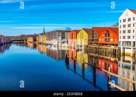 La cattedrale di Nidaros e le colorate case in legno che circondano il fiume Nidelva nel quartiere di Brygge a Trondheim, Norvegia Foto Stock