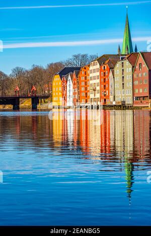 La cattedrale di Nidaros e le colorate case in legno che circondano il fiume Nidelva nel quartiere di Brygge a Trondheim, Norvegia Foto Stock