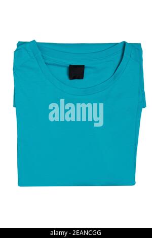 Closeup di una elegante camicia blu piegata o t-shirt isolato su uno sfondo bianco. Abbigliamento alla moda uomo. Foto Stock