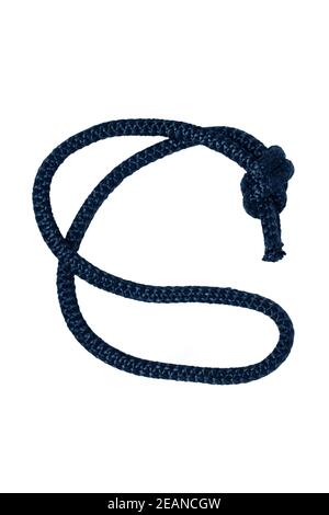 Fune isolata. Closeup di corda blu con nodo, isolato su uno sfondo bianco. Nodo Navy, Marine e angler. Foto Stock