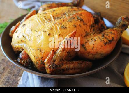 Arrosto di pollo intero o in Turchia per la celebrazione e di vacanza. Natale, ringraziamento, cenone di capodanno Foto Stock