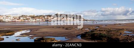 La baia sud a Scarborough a bassa marea. Scarborough fu una delle prime stazioni balneari a svilupparsi in Inghilterra nel 1700, Foto Stock