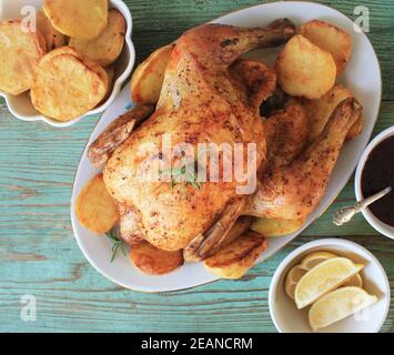 Arrosto di pollo intero o in Turchia per la celebrazione e di vacanza. Natale, ringraziamento, cenone di capodanno . Foto Stock