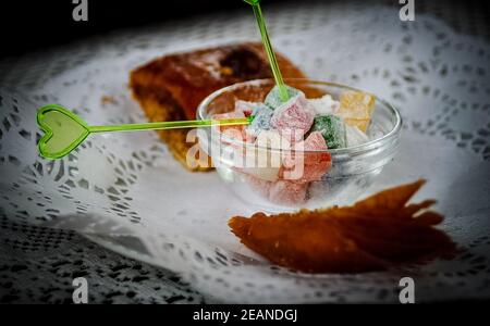 Dolci orientali. Rahat la cipolla in tazza sul tavolo. Foto Stock