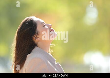 Imprenditore rilassato respirare aria fresca in un parco Foto Stock