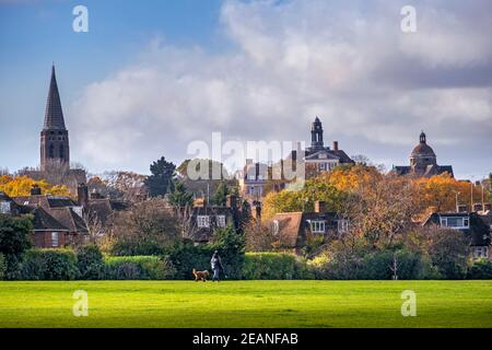 Hampstead Garden sobborgo, skyline del sobborgo dei primi del XX secolo in autunno con guglia della chiesa di San Giuda Foto Stock