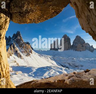 Tramonto sulle cime innevate di Lavaredo e Monte Paterno, viste dalla grotta rocciosa, dalle Dolomiti di Sesto, Alto Adige, Italia, Europa Foto Stock