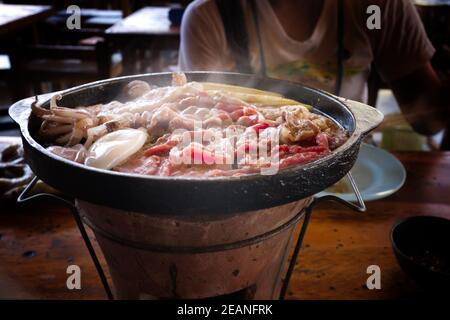 Thai barbecue o (Moo Kratha) buffet con fumo. Cucina barbecue in stile tailandese. Immagine per il concetto di cibo. Foto Stock