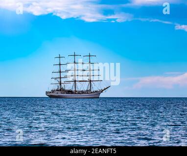 Barca a vela in mare senza vele. Messa a fuoco selettiva Foto Stock