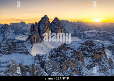 Tramonto sulle tre Cime di Lavaredo, Monte Paterno e Cristallo in autunno innevato, Dolomiti di Sesto, Alto Adige, Italia, Europa Foto Stock