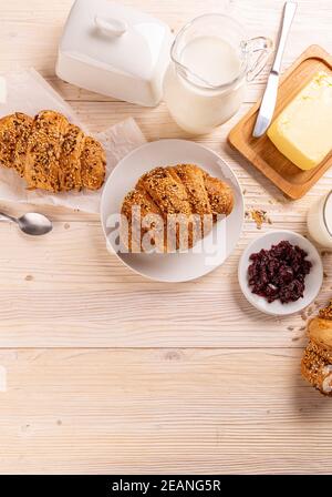 Deliziosa colazione con croissant freschi Foto Stock