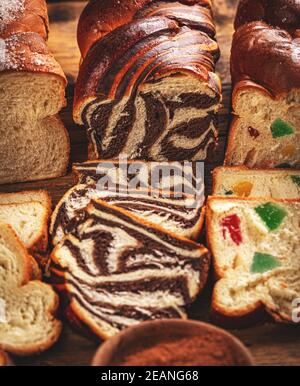 Girare la brioche al cioccolato Foto Stock