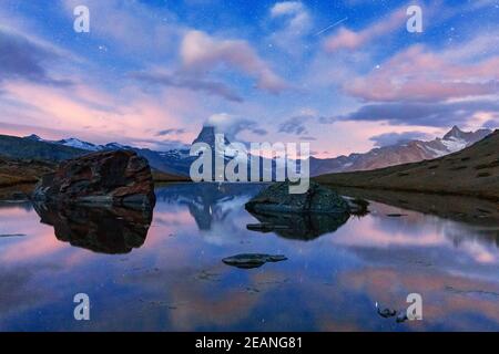 Stelle incandescenti sul Cervino si specchiano nel lago Stellisee al tramonto, Zermatt, Cantone Vallese, Svizzera, Europa Foto Stock