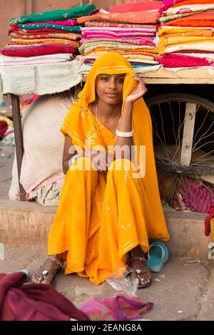 Jodhpur India Ritratto di giovane donna al mercato del tessuto Foto Stock