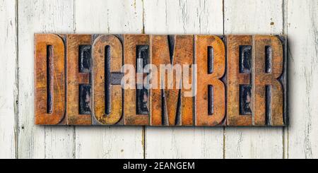 Blocchi di stampa in legno di tipo letterpress antico su un fondo bianco - Dicembre Foto Stock