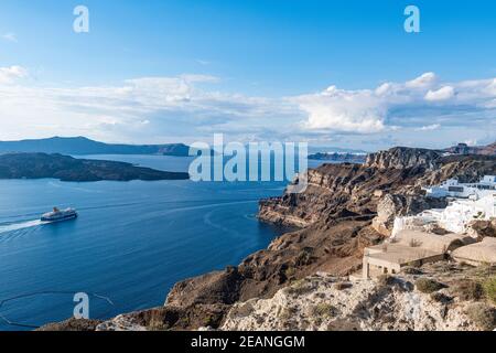 Traghetto che passa la calderea di Fira, Santorini, Cicladi, Isole greche, Grecia, Europa Foto Stock