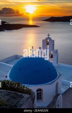 Tramonto sulle isole vulcaniche di Santorini e Anastasi Chiesa ortodossa al tramonto, Fira, Santorini, Cicladi, Isole greche, Grecia, Europa Foto Stock