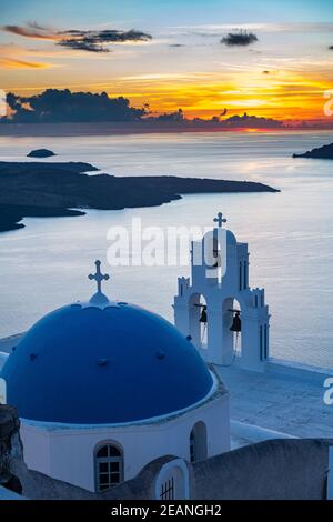 Tramonto sull'isola vulcanica di Santorini e Anastasi Chiesa ortodossa al tramonto, Fira, Santorini, Cicladi, Isole greche, Grecia, Europa Foto Stock