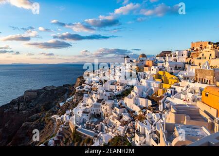 Architettura imbiancata al tramonto, Oia, Santorini, Cicladi, Isole greche, Grecia, Europa Foto Stock