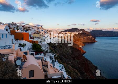 Architettura imbiancata al tramonto, Oia, Santorini, Cicladi, Isole greche, Grecia, Europa Foto Stock