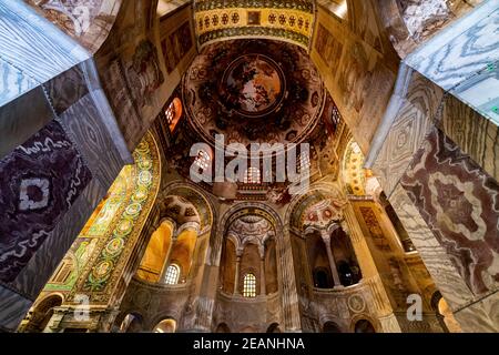 Bellissimi mosaici nella Basilica di San vitale, Patrimonio dell'Umanità dell'UNESCO, Ravenna, Emilia-Romagna, Italia, Europa Foto Stock
