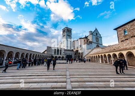 Piazza di fronte alla Basilica di San Francesco d'Assisi, Patrimonio dell'Umanità dell'UNESCO, Assisi, Umbria, Italia, Europa Foto Stock