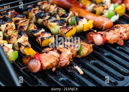 carne alla griglia assortita e deliziosa con verdure e salsicce, primo piano Foto Stock