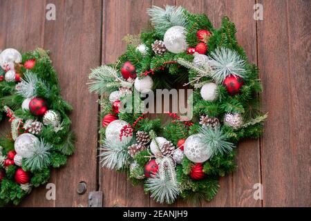 Una corona di Natale su una porta di legno Foto Stock