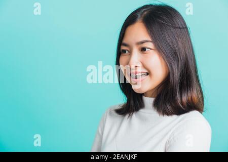 donna sorridente con braccia incrociate Foto Stock