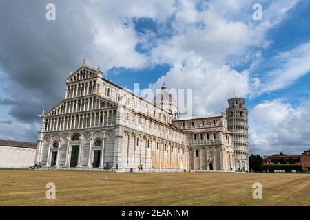 Piazza del Duomo con la Cattedrale e la Torre Pendente, Patrimonio dell'Umanità dell'UNESCO, Pisa, Toscana, Italia, Europa Foto Stock