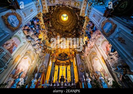 All'interno della Basilica di Santa Maria Assunta, Patrimonio dell'Umanità dell'UNESCO, Sacro Monte di Varallo, Piemonte, Italia, Europa